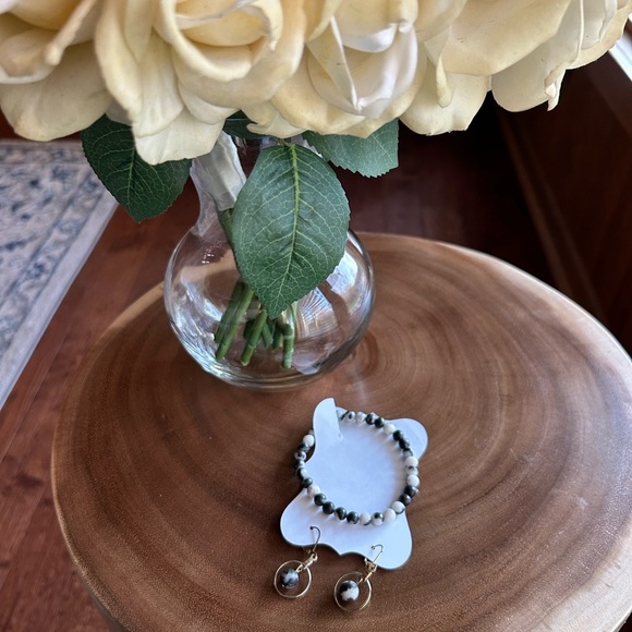 NEW zebra jasper semi precious stretch bracelet & earring set, white & black - Picture 2 of 4